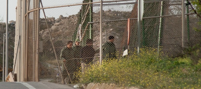 Varios soldados del ejército de Marruecos acompañan a un inmigrante en suelo español