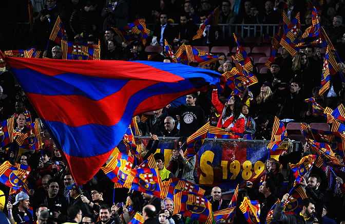 Aficionados azulgranas ondean sus banderas en el Camp Nou