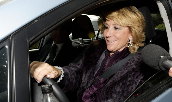 Esperanza Aguirre conduce su coche, en una imagen de archivo