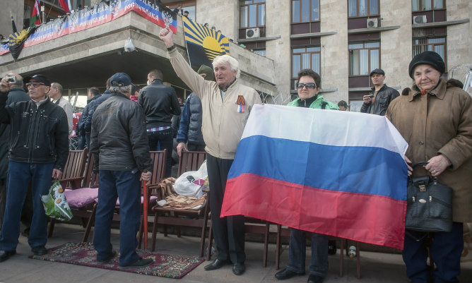 Manifestantes prorrusos permanecen junto a una barricada en un edificio ocupado de la administración regional en Donetsk