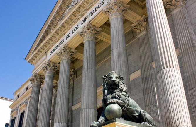 La fachada del Congreso de los Diputados, en la Carrera de San Jerónimo de Madrid