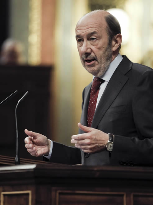 El portavoz del PSOE, Alfredo Pérez Rubalcaba, durante su intervención en el pleno que debate la proposición de ley del Parlamento de Cataluña