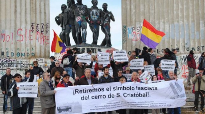 Manifestación en el cerro de San Cristobal en contra de los símbolos franquistas