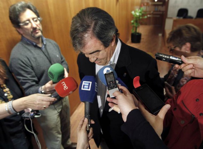 El presidente de Foro Asturias y exsecretario general del PP, Francisco Álvarez-Cascos, responde a los medios de comunicación en Oviedo