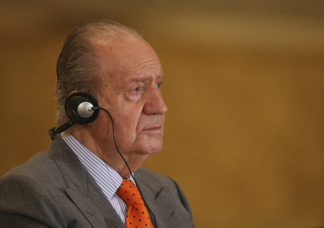 El Rey Juan Carlos escucha un discurso durante el foro empresarial hispano-emiratí que se celebró en el Hotel Palacio Emiratos, en Abu Dabi