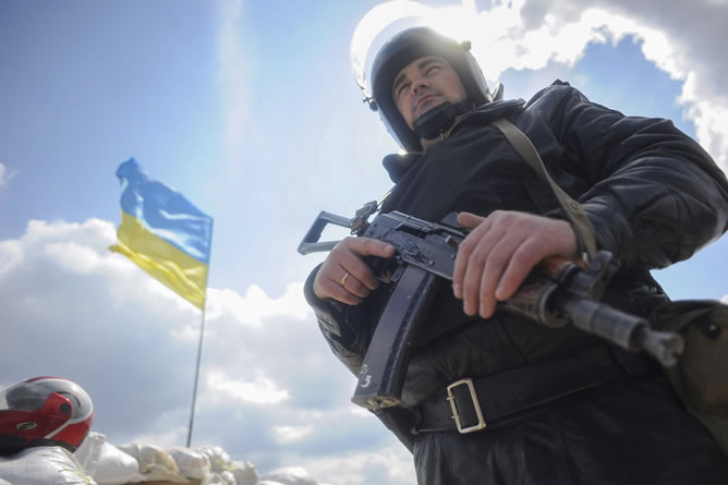 Un policía ucraniano vigila desde su puesto en la ciudad de Barvenkovo, en el área de Kharkiv