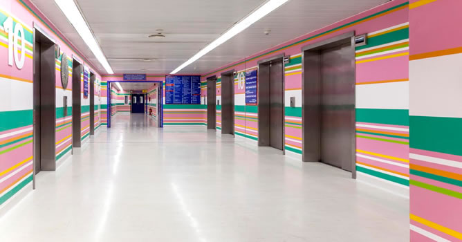 Aspecto de la décima planta del hospital St. Mary de Londres en el que la artista Bridget Riley ha llenado las paredes de color.