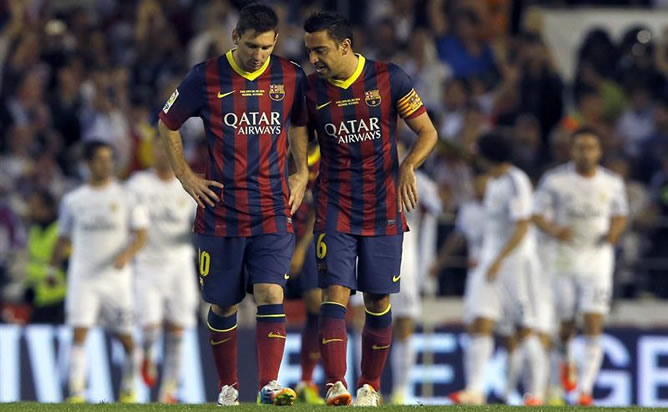 Los dos jugadores del Barcelona conversan tras el primer gol del Real Madrid.