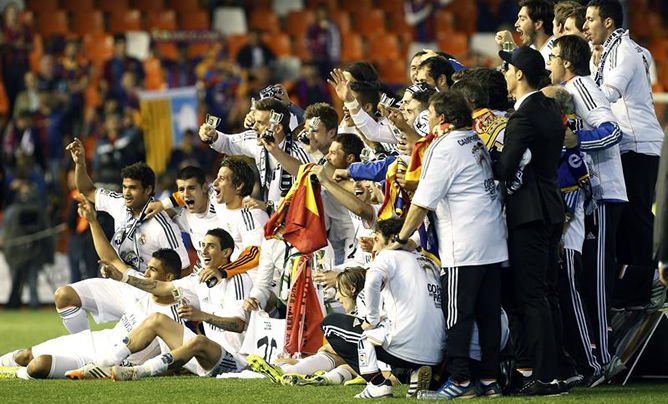 Los jugadores blancos celebran su victoria en la final de la Copa del Rey 2014.