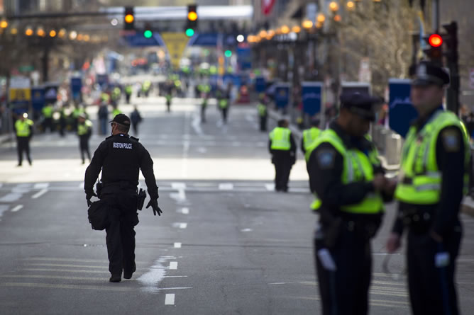 Policías ultiman las medidas de seguridad en el maratón de Boston
