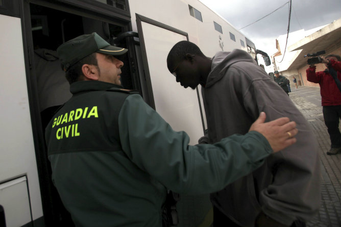 La Guardia Civil traslada a los doce inmigrantes, de origen subsahariano, para su identificación después de que Salvamento Marítimo los rescatara esta mañana cuando intentaban alcanzar las costas españolas