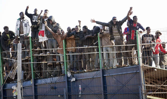 Decenas de inmigrantes de origen subsahariano han protagonizado un nuevo intento de entrada a Melilla