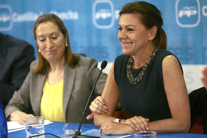 La ministra de Fomento, Ana Pastor, junto a la presidenta de Castilla-La Mancha, María Dolores de Cospedal, durante la clausura de la Junta Directiva del Partido Popular de Guadalajara