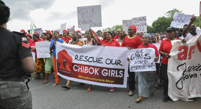 Varias manifestantes participan en la marcha "un millón de mujeres" en la capital nigeriana de Abuja para denunciar el secuestro de más de 200 niñas