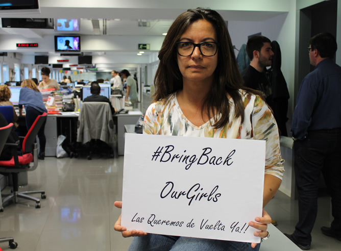 Àngels Barceló, directora de 'Hora 25', con la campaña #BringBackOurGirls en favor de la liberación de la niñas secuestradas en Nigeria por el grupo terrorista Boko Haram.
