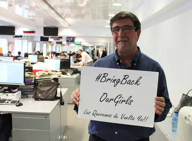 José María Patiño, jefe de redacción, con la campaña #BringBackOurGirls en favor de la liberación de la niñas secuestradas en Nigeria por el grupo terrorista Boko Haram.