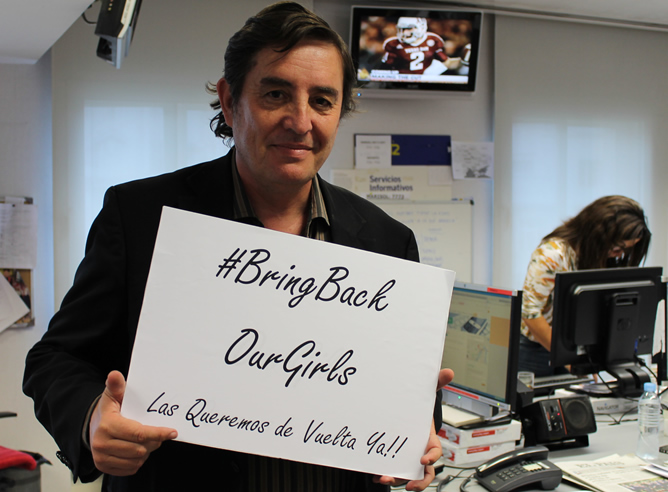 Luis García Montero, escritor y firma habitual de 'Hora 25', con la campaña #BringBackOurGirls en favor de la liberación de la niñas secuestradas en Nigeria por el grupo terrorista Boko Haram.