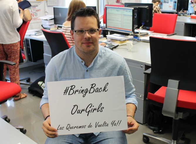 Guillermo Lerma, redactor de nacional, con la campaña #BringBackOurGirls en favor de la liberación de la niñas secuestradas en Nigeria por el grupo terrorista Boko Haram.