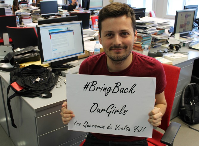 Alan White, del equipo de la Script, con la campaña #BringBackOurGirls en favor de la liberación de la niñas secuestradas en Nigeria por el grupo terrorista Boko Haram.