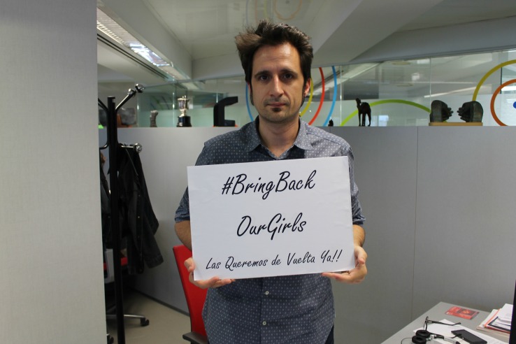 Javier Gallego, director de Carne Cruda, con la campaña #BringBackOurGirls en favor de la liberación de la niñas secuestradas en Nigeria por el grupo terrorista Boko Haram.
