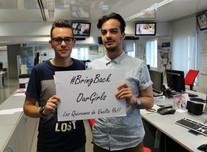 Daniel Garrán y Jose Manuel Romero, del equipo web de cadena SER, con la campaña #BringBackOurGirls en favor de la liberación de la niñas secuestradas en Nigeria por el grupo terrorista Boko Haram.