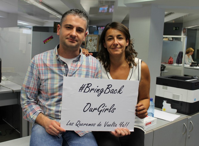 Lala García y Adrián Prado, del equipo de 'Hora 25', on la campaña #BringBackOurGirls en favor de la liberación de la niñas secuestradas en Nigeria por el grupo terrorista Boko Haram.