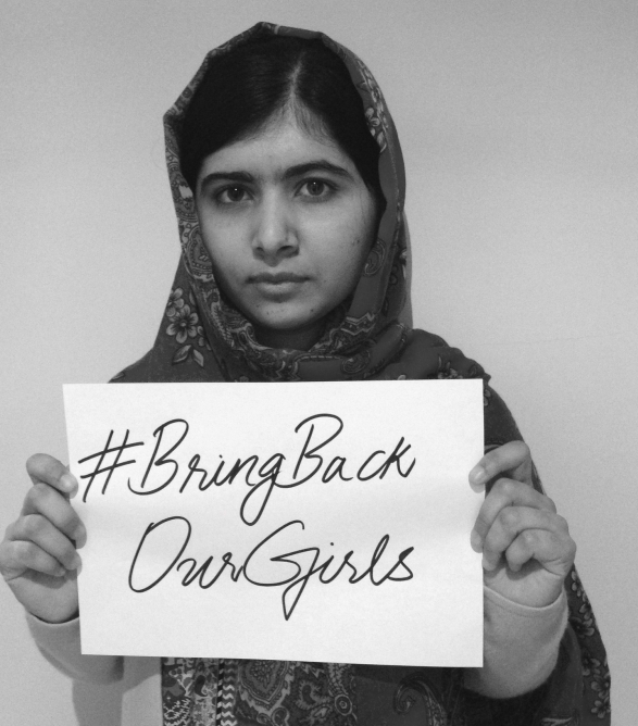 Malala Yousafzai sosteniendo un cartel con el mensaje "Devolver a nuestras chicas" en apoyo a una campaña mediática para concienciar ante el secuestro de más de 200 menores en Nigeria.