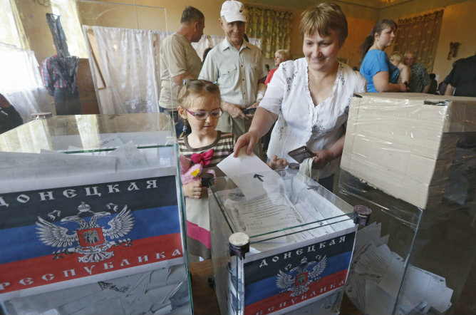 El pueblo ucraniano acude a votar en un colegio electoral en Donetsk