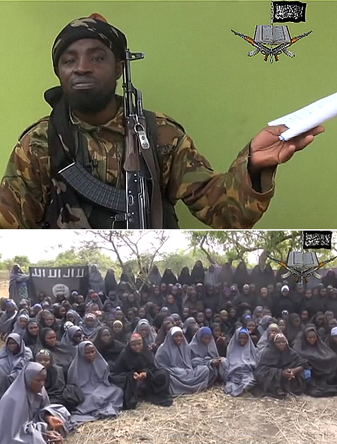 Dos capturas de pantalla del vídeo de Boko Haram: arriba, el líder de la organización, Abubakar Shekau, y abajo se puede ver a unas cien niñas cubiertas con hiyab en un lugar no revelado