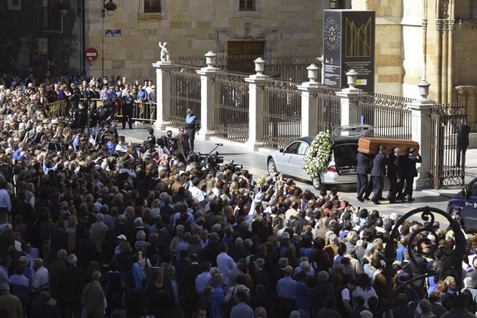 Llegada del coche fúnebre con los restos de la presidenta de la Diputación de León, Isabel Carrasco, muerta ayer a tiros, a la catedral de la ciudad