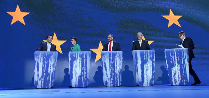 De izquierda a derecha) Los candidatos a la Presidencia de la Comisión Europea Alexis Tsipras, Ska Keller, Martin Schulz, Jean-Claude Juncker y Guy Verhofstadt, participan en un debate transmitido por Eurovision desde el Parlamento Europeo en Bruselas