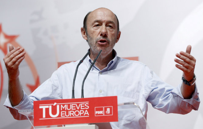 El secretario general del PSOE, Alfredo Pérez Rubalcaba, durante su intervención en un acto de campaña en el Teatro Josep Carreras de Fuenlabrada (Madrid)