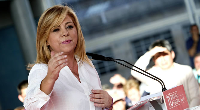 La cabeza de lista del PSOE a las elecciones europeas, Elena Valenciano, durante su intervención en el mitin que el partido ha celebrado hoy en Vigo
