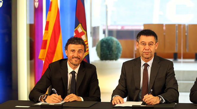 El técnico ha firmado su contrato con el club azulgrana junto al presidente Josep Maria Bartomeu.