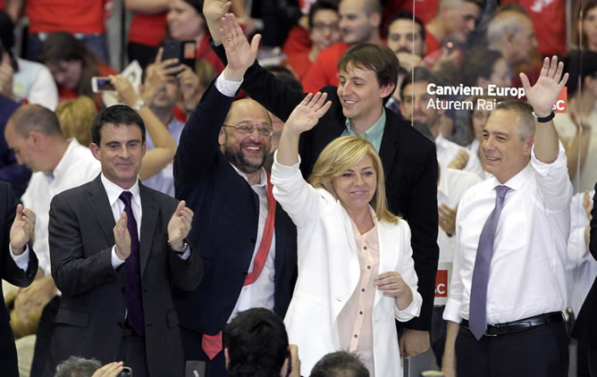La candidata del PSOE, Elena Valenciano; el primer ministro francés, Manuel Valls (i); el candidato de los socialistas europeos, Martin Schulz (2i); y el líder del PSC, Pere Navarro (d) durante el acto central de la campaña europea del PSC, hoy en Barcelona.