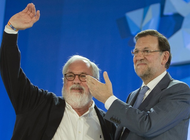 El presidente del Gobierno, Mariano Rajoy, y el candidato de PP a las europeas, Miguel Arias Cañete, en un acto de la campaña electoral.