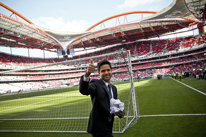 Diego Ribas evalúa el estado del terreno de juego con las gradas de Da Luz de fondo. Diego Ribas evalúa el estado del terreno de juego con las gradas de Da Luz de fondo.