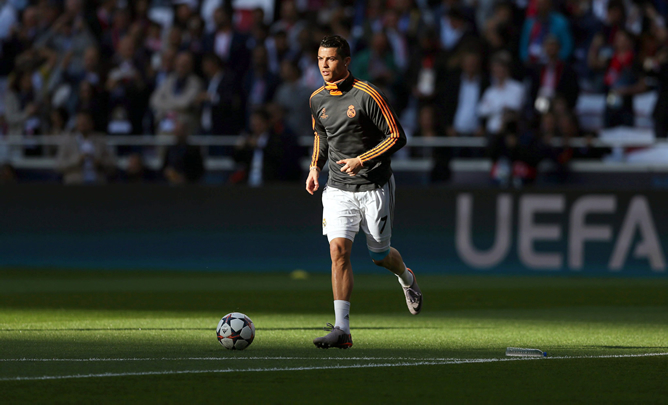 Cristiano Ronaldo toca balón en el calentamiento previo a la final de Champions Cristiano Ronaldo toca balón en el calentamiento previo a la final de Champions