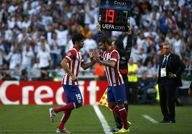 Diego Costa es sustituido por Adrián en el minuto ocho de partido. Diego Costa es sustituido por Adrián en el minuto ocho de partido.