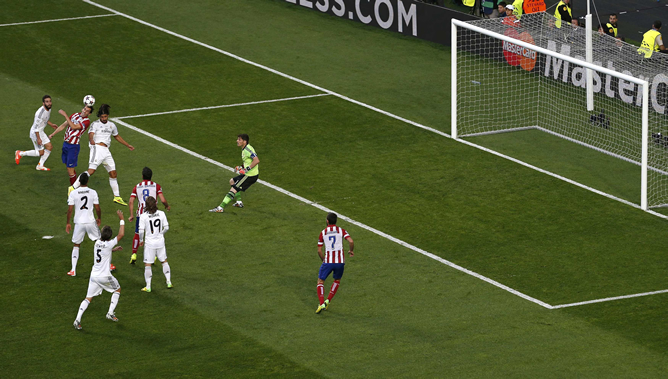 Diego Godín se impone por alto al salto de Khedira para golpear el balón en el primer gol del partido. Diego Godín se impone por alto al salto de Khedira para golpear el balón en el primer gol del partido.
