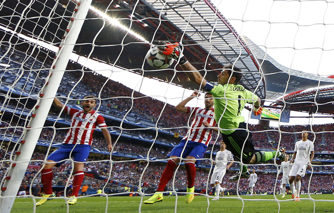 Casillas despeja la pelota dentro de su propia portería ante la mirada de Adrián y Raúl García. Casillas despeja la pelota dentro de su propia portería ante la mirada de Adrián y Raúl García.