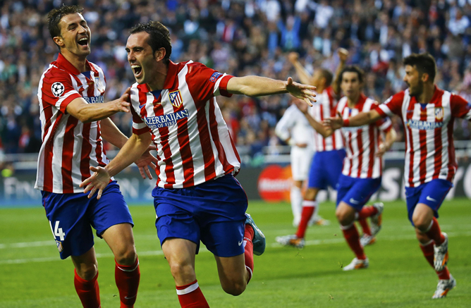 Godín corre tras el gol con la compañía de Gabi y el júbilo de sus compañeros. Godín corre tras el gol con la compañía de Gabi y el júbilo de sus compañeros.