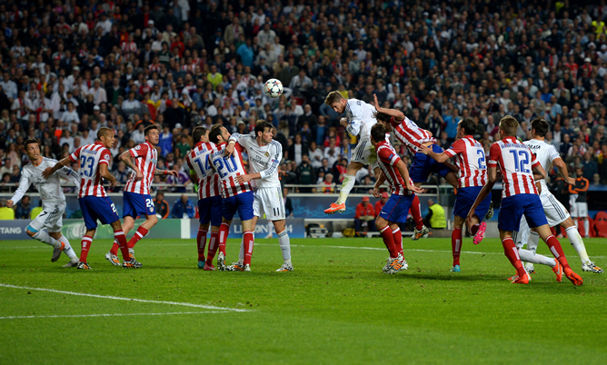 Ramos cabecea a la salida de un córner para poner por empatar el partido. Ramos cabecea a la salida de un córner para poner por empatar el partido.