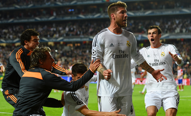 Sergio Ramos grita a la grada arropado por sus compañeros. Sergio Ramos grita a la grada arropado por sus compañeros.