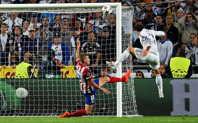 Bale remata ante la inutil llegada de Alderweireld. Bale remata ante la inutil llegada de Alderweireld.