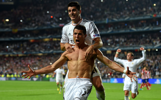 Ronaldo, sin camiseta, celebra el último tanto con Morata. Ronaldo, sin camiseta, celebra el último tanto con Morata.