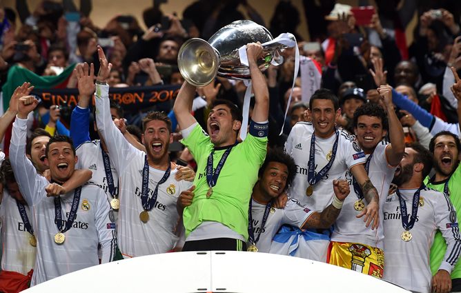Iker Casilla levanta la 'orejona' ante sus compañeros de gesta. Iker Casilla levanta la 'orejona' ante sus compañeros de gesta.