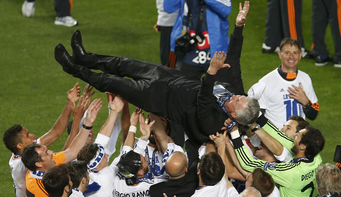 Ancelotti es manteado por su plantilla. Ancelotti es manteado por su plantilla.