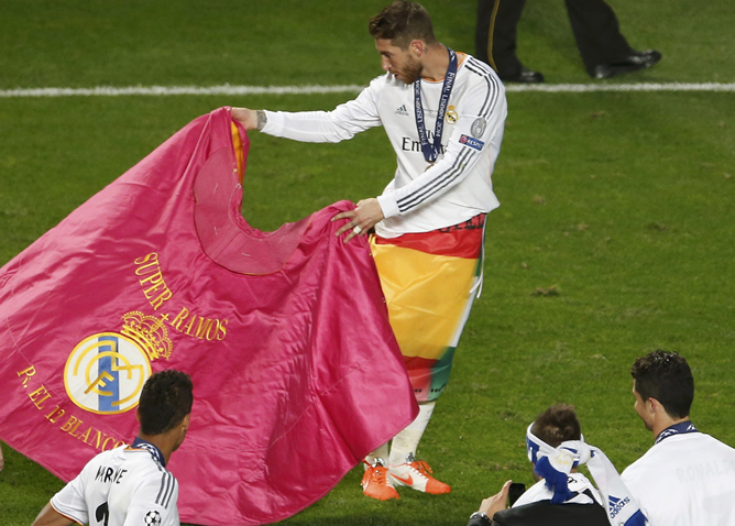 Sergio Ramos torea con el capote como Raúl en su buena época. Sergio Ramos torea con el capote como Raúl en su buena época.
