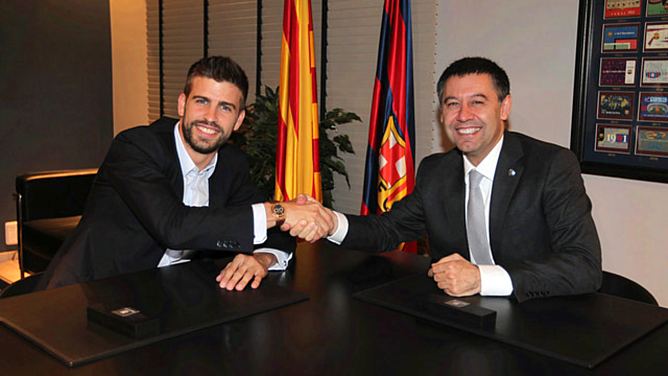 Gerard Pique sella su renovación con el presidente del FC Barcelona, Josep Maria Bartomeu
